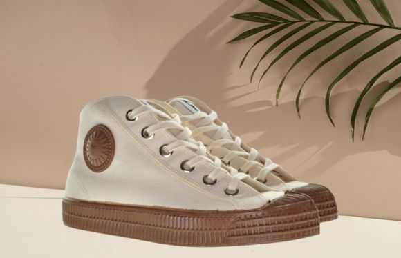 Foempies.be Authentieke vegan sneaker uit ecologische materialen met de herkenbare rode zolen Foempies.be